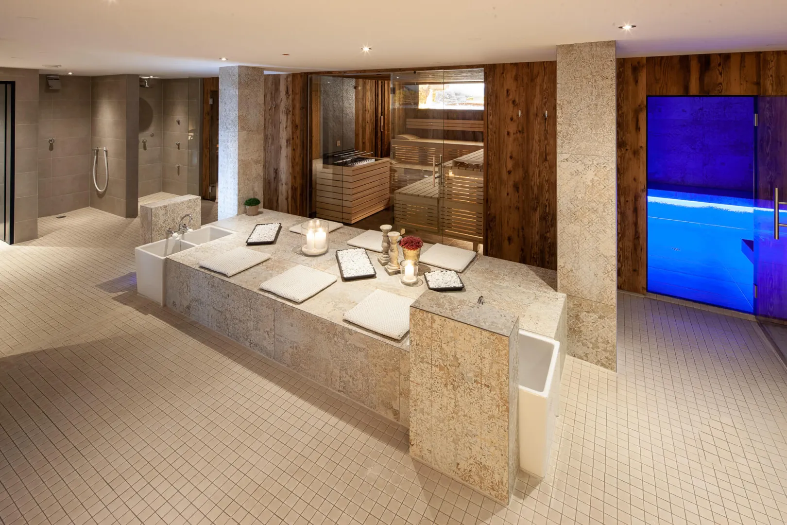 Wohlfühloase mit Sauna, Ruheliegen und Eisbrunnen